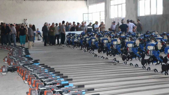 Elazığ'da çiftçilere badem silkeleme ve çapa makinesi dağıtıldı