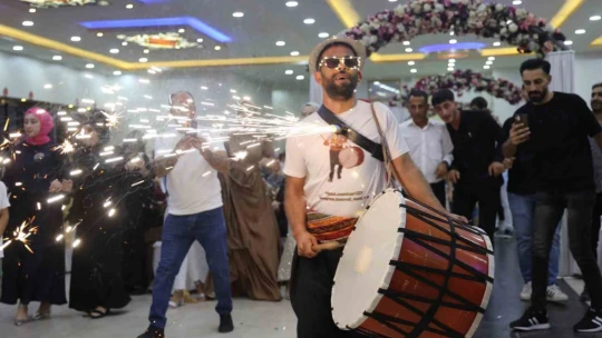 Elazığ'da çılgın davulcudan ateşli şov, günde 4 düğüne gidiyor