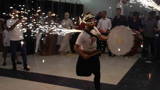 Elazığ'da çılgın davulcudan ateşli şov, günde 4 düğüne gidiyor