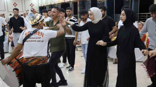 Elazığ'da çılgın davulcudan ateşli şov, günde 4 düğüne gidiyor