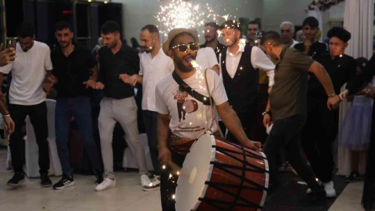 Elazığ'da çılgın davulcudan ateşli şov, günde 4 düğüne gidiyor