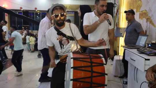 Elazığ'da çılgın davulcudan ateşli şov, günde 4 düğüne gidiyor