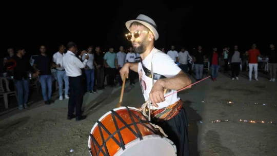 Elazığ'da çılgın davulcudan ateşli şov, günde 4 düğüne gidiyor
