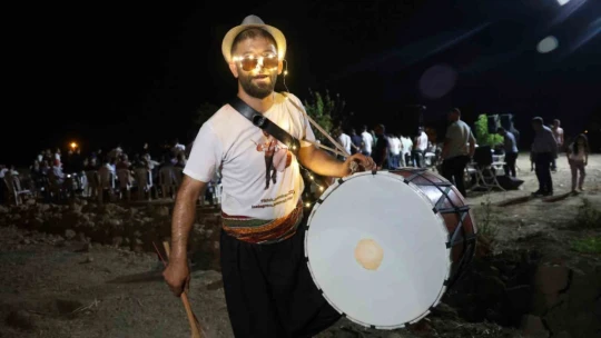 Elazığ'da çılgın davulcudan ateşli şov, günde 4 düğüne gidiyor