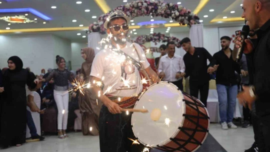 Elazığ'da çılgın davulcudan ateşli şov, günde 4 düğüne gidiyor