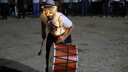 Elazığ'da çılgın davulcudan ateşli şov, günde 4 düğüne gidiyor