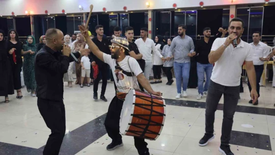 Elazığ'da çılgın davulcudan ateşli şov, günde 4 düğüne gidiyor