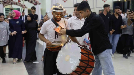 Elazığ'da çılgın davulcudan ateşli şov, günde 4 düğüne gidiyor