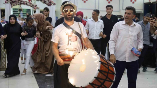 Elazığ'da çılgın davulcudan ateşli şov, günde 4 düğüne gidiyor