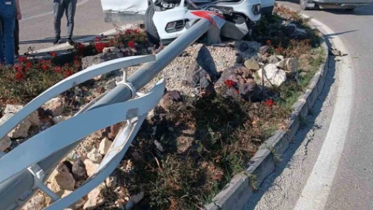 Elazığ'da cip aydınlatma direğine çarptı: 3 yaralı