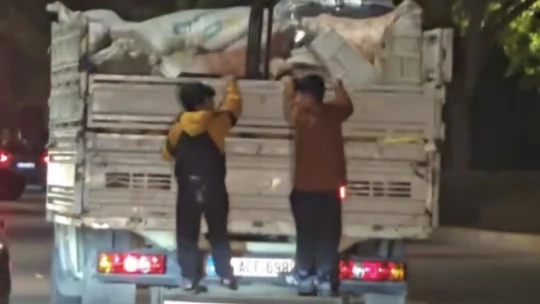 Elazığ'da çocukların kamyonet arkasında tehlikeli yolculuğu kamerada