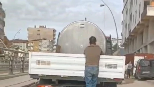 Elazığ'da çocukların pikap arkasında tehlikeli yolculuğu