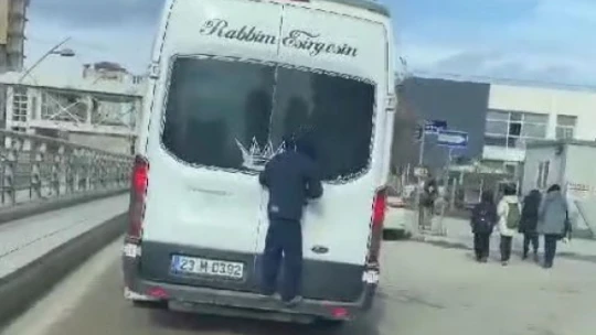 Elazığ'da çocukların tehlikeli yolculuğu kamerada