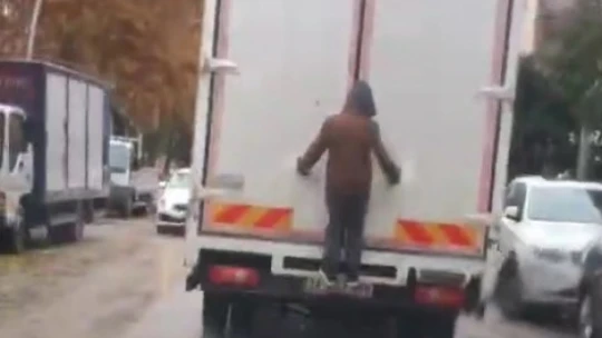 Elazığ'da çocukların tehlikeli yolculuğu kamerada