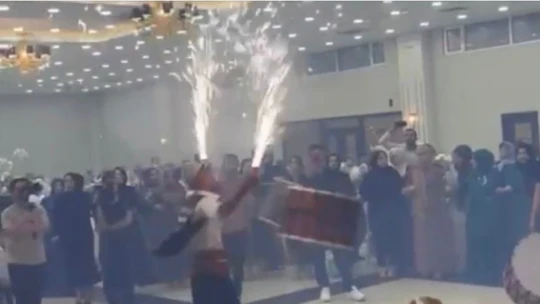 Elazığ'da davulcuların meşaleli şovu