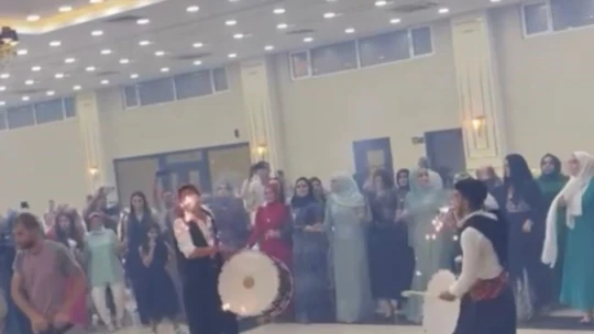 Elazığ'da davulcuların meşaleli şovu