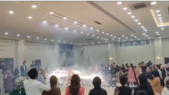 Elazığ'da davulcuların meşaleli şovu