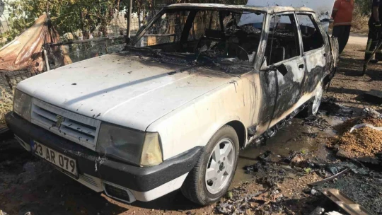 Elazığ'da depoyla birlikte otomobil de küle döndü