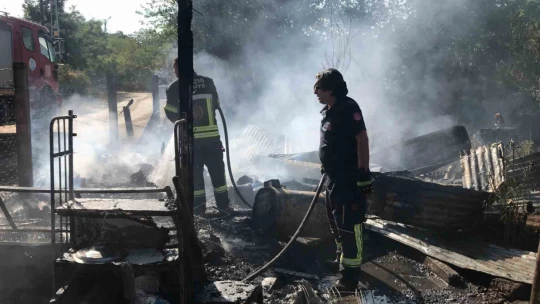 Elazığ'da depoyla birlikte otomobil de küle döndü