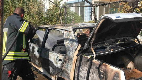 Elazığ'da depoyla birlikte otomobil de küle döndü