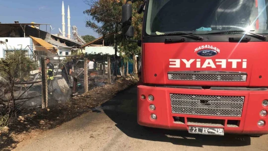 Elazığ'da depoyla birlikte otomobil de küle döndü