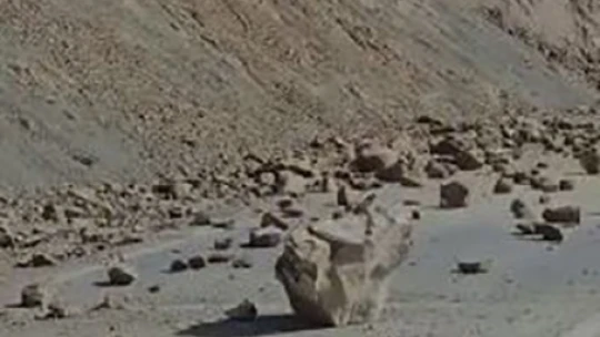 Elazığ'da deprem sonrası kayalar yola düştü