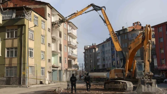 Elazığ'da depremde ağır hasar alan 3 katlı binaların yıkımı tamamlandı