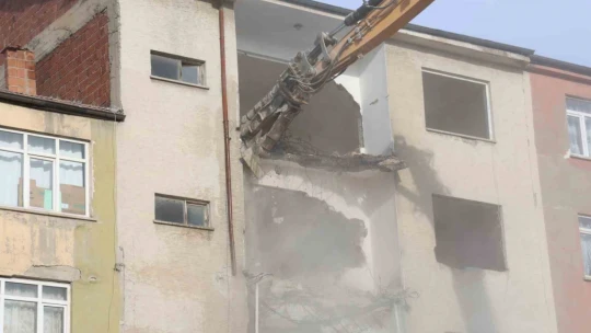 Elazığ'da depremde ağır hasar alan 3 katlı binaların yıkımı tamamlandı