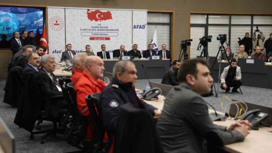 Elazığ'da depremde hayatını kaybedenler saat 04.17'de anıldı