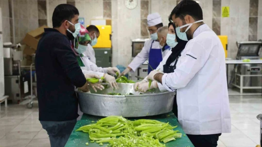 Elazığ'da dev kazanlar, iftar sofraları için kaynıyor