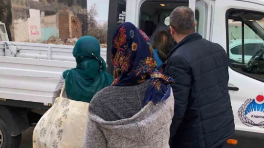 Elazığ'da dilencinin parayı sakladığı yer pes dedirtti, bebek montundan bin 200 lira çıktı
