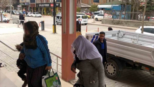 Elazığ'da dilencinin parayı sakladığı yer pes dedirtti, bebek montundan bin 200 lira çıktı