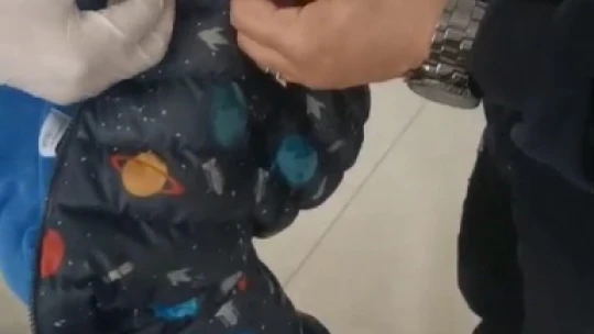 Elazığ'da dilencinin parayı sakladığı yer pes dedirtti, bebek montundan bin 200 lira çıktı