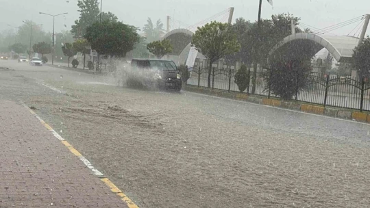 Elazığ'da dolu ve sağanak hayatı felç etti