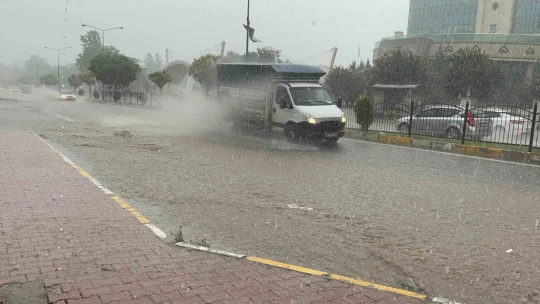 Elazığ'da dolu ve sağanak hayatı felç etti