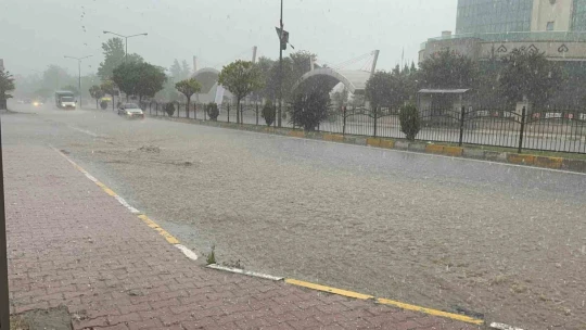 Elazığ'da dolu ve sağanak hayatı felç etti