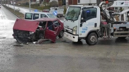 Elazığ'da elektrik arıza aracı ile otomobil çarpıştı: 4 yaralı