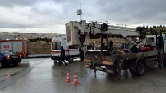 Elazığ'da elektrik arıza aracı ile otomobil çarpıştı: 4 yaralı