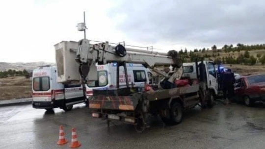 Elazığ'da elektrik arıza aracı ile otomobil çarpıştı: 4 yaralı