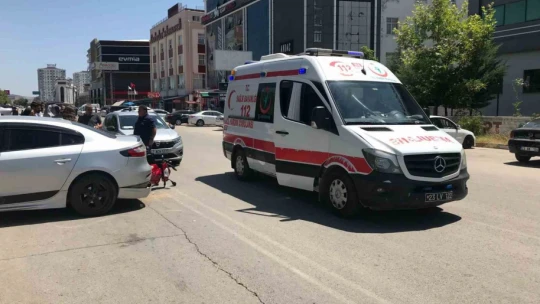 Elazığ'da elektrikli motosiklet otomobile çarptı: 1 yaralı