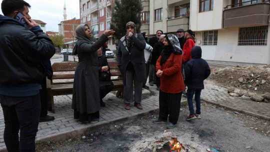 Elazığ'da evleri sağlam olan vatandaşlar diken üstünde