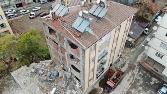 Elazığ'da evleri sağlam olan vatandaşlar diken üstünde