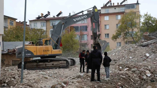 Elazığ'da evleri sağlam olan vatandaşlar diken üstünde