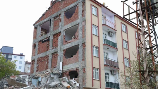 Elazığ'da evleri sağlam olan vatandaşlar diken üstünde