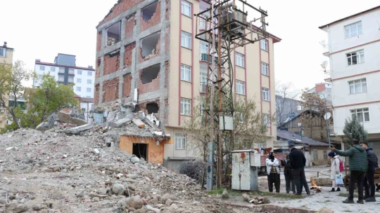 Elazığ'da evleri sağlam olan vatandaşlar diken üstünde