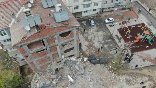 Elazığ'da evleri sağlam olan vatandaşlar diken üstünde