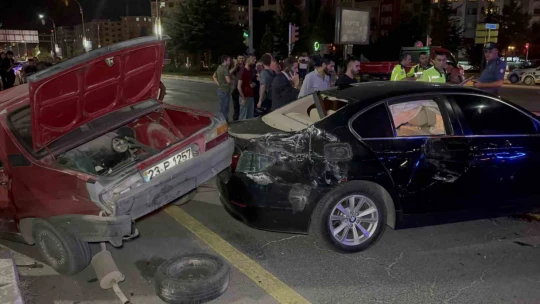 Elazığ'da feci kaza: 2'si ağır 6 yaralı