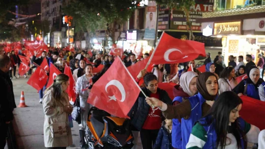 Elazığ'da fener alayı renkli görüntüler oluşturdu