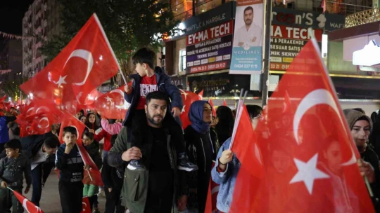 Elazığ'da fener alayı renkli görüntüler oluşturdu