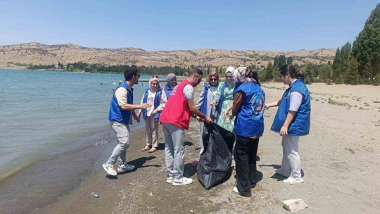 Elazığ'da gençler Hazar gölünde çevre temizliği yaptı